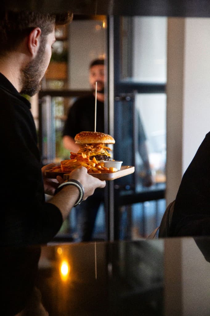 Horeca bediening met online bestellingen op het platform