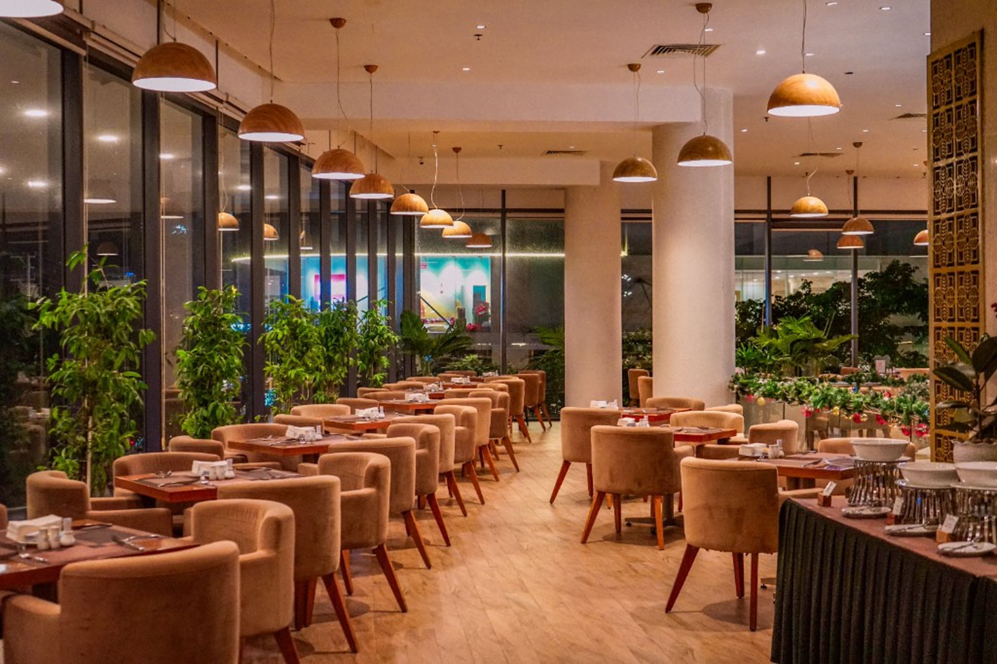 Restaurantzaal met gedekte tafels, online bestellen met Vysion Order
