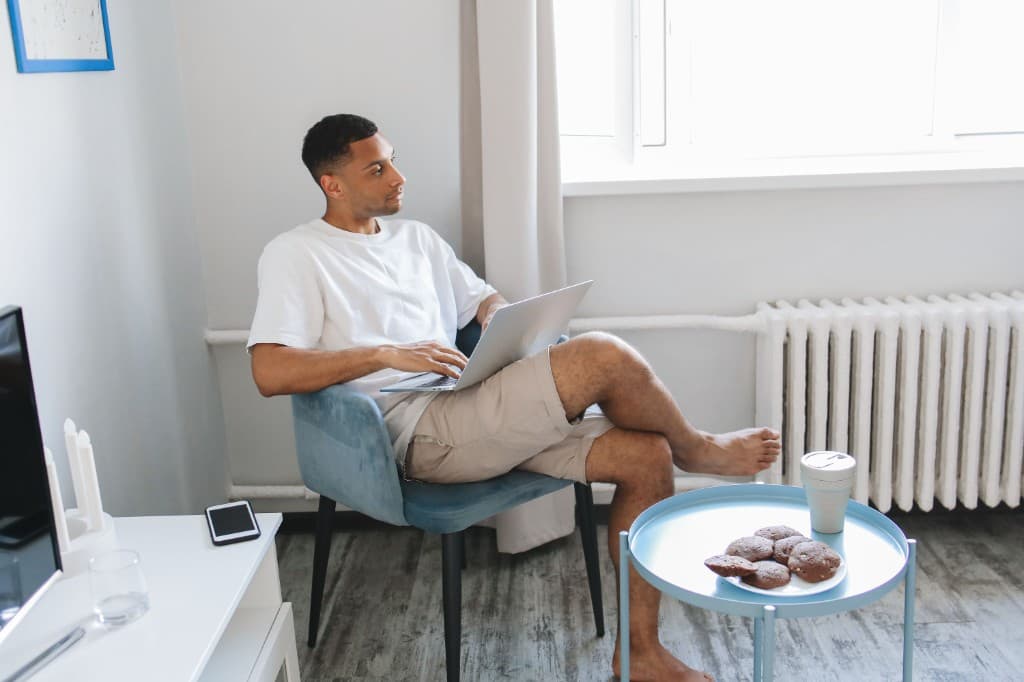 Bestellingen beheren op laptop thuis in de zetel